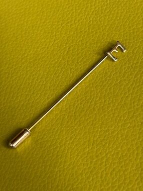Vintage monogram “E” gold tone hat lapel pin